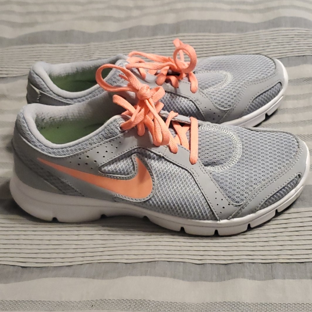 Nike pink and gray tennis shoes